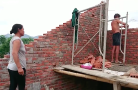 Hai vợ chồng cõng gạch tự xây ‘nhà’ ở Hà Tĩnh